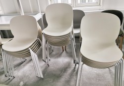 Konferansestol fra RBM, modell NOOR med egghvitt skallsete, hvite ben i metall, pent brukt