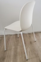 Konferansestol fra RBM, modell NOOR med egghvitt skallsete, hvite ben i metall, pent brukt