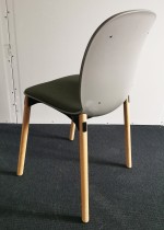 Konferansestol fra RBM, modell NOOR med grått sete, oliven trekk, ben i heltre, pent brukt