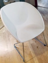 Popcorn-stolen i hvitt fra ForaForm, pent brukt, men med noe slitasje i plastsetet