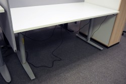 Skrivebord med elektrisk hevsenk i hvitt / grålakkert stål fra Linak, 160x80cm, pent brukt understell med ny plate