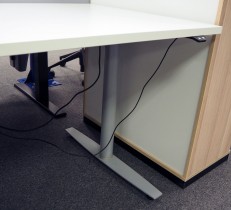 Skrivebord med elektrisk hevsenk i hvitt / grålakkert stål fra Linak, 160x80cm, pent brukt understell med ny plate