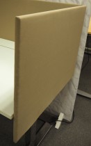 Bordskillevegg i lyst brunt stoff fra SA Möbler, 82x60cm, pent brukt
