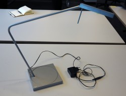 Luxo Ninety i grått med bordfot, LED-belysning til skrivebordet, lekker designlampe, pent brukt
