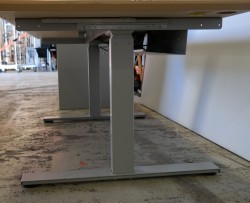 Skrivebord med elektrisk hevsenk i lys grå HPL fra Linak, 160x80cm, pent brukt