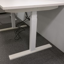 Skrivebord med elektrisk hevsenk fra Holmris i hvitt / hvitlakkert understell, 120x80cm, pent brukt understell med ny bordplate
