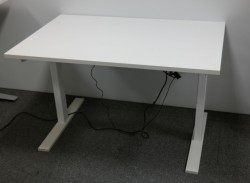 Skrivebord med elektrisk hevsenk fra Holmris i hvitt / hvitlakkert understell, 120x80cm, pent brukt understell med ny bordplate