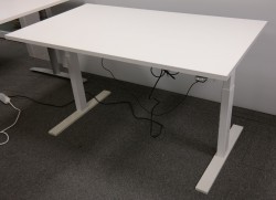 Skrivebord med elektrisk hevsenk fra Holmris i hvitt / hvitlakkert understell, 140x80cm, pent brukt understell med ny bordplate