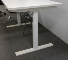 Skrivebord med elektrisk hevsenk fra Holmris i hvitt / hvitlakkert understell, 140x80cm, pent brukt understell med ny bordplate
