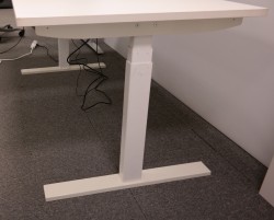 Skrivebord med elektrisk hevsenk fra Holmris i hvitt / hvitlakkert understell, 160x80cm, pent brukt understell med ny bordplate