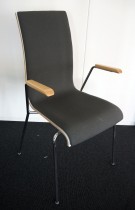 Konferansestol / stablestol i hvitt / mørkt grått stoff / krom, armlene i bøk, RBM Bella, pent brukt