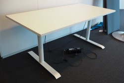 Skrivebord med elektrisk hevsenk i hvitt / hvitlakkert understell, 160x80cm, pent brukt understell med ny bordplate