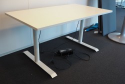 Skrivebord med elektrisk hevsenk i hvitt / hvitlakkert understell, 140x80cm, pent brukt understell med ny bordplate