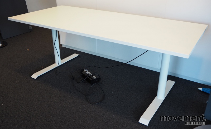 Solgt!Skrivebord med elektrisk hevsenk i - 1 / 2