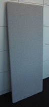 Bordskillevegg / skjermvegg for skrivebord i lyst grått stoff, 160x65cm, pent brukt