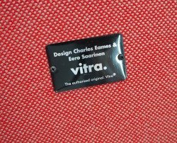 Vitra Organic, design: Charles Eames & Eero Saarinen, lyst rødt hopsack-stoff, ben i sort eik, pent brukt