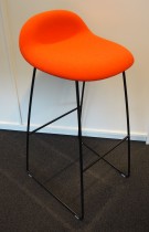 Barkrakk fra Gubi i orange / sort, 78cm sittehøyde, Modell Gubi 3, Komplot Design, pent brukt