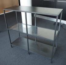 Lav reol i sort / glass fra IKEA, modell Vittsjö, bredde 100cm, høyde 93cm, pent brukt