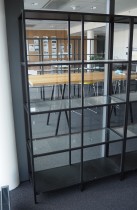 Reol / bokhylle i sort / glass fra IKEA, modell Vittsjö, bredde 100cm, høyde 175cm, pent brukt