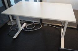 Skrivebord med elektrisk hevsenk fra Linak i hvitt / hvitlakkert understell, 140x80cm, pent brukt