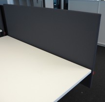 Bordskillevegg / skjermvegg for skrivebord fra Scan Sørlie, grå-grønt stoff, 140x65cm, pent brukt