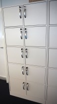 Lukeskap / personlig skap med 10 låsbare dører i hvitt, bredde 80cm, høyde 186,5cm, pent brukt