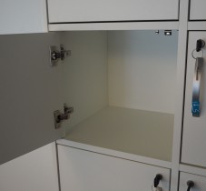Lukeskap / personlig skap med 10 låsbare dører i hvitt, bredde 80cm, høyde 186,5cm, pent brukt