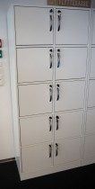 Lukeskap / personlig skap med 10 låsbare dører i hvitt, bredde 80cm, høyde 186,5cm, pent brukt