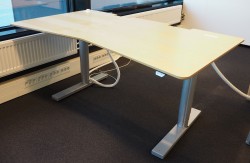 Kinnarps T-serie elektrisk hevsenk skrivebord 160x90cm i bjerk, pent brukt