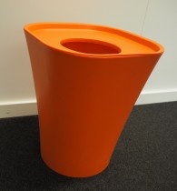 Papirkurv / søppelbøtte i orange fra Magis, modell Trash, 30x30cm, høyde 36cm, pent brukt