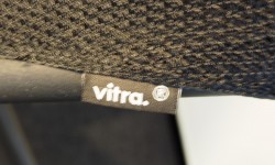 Kontorstol i sort stoff / rygg i sort mesh fra Vitra, pent brukt