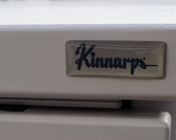 Kinnarps E-serie skap med skyvedører i hvitt, 3 permhøyder, bredde 120cm, høyde 125cm, pent brukt