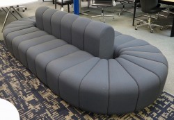 Lekker sofa / venteromsmøbel / resepsjonsmøbel i blått Kvadrat-stoff fra Blå Station, modell: Bob, 300x140cm, pent brukt