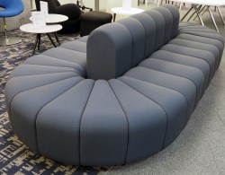 Lekker sofa / venteromsmøbel / resepsjonsmøbel i blått Kvadrat-stoff fra Blå Station, modell: Bob, 300x140cm, pent brukt