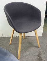 HAY About a chair AAC 23 i NYTRUKKET i gråmelert ullstoff. ben i såpet eik, pent brukt