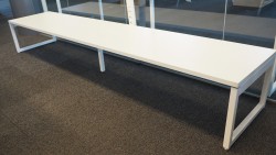 Lav benk / lounge i hvit laminat / hvitlakkert metall, 300x60cm, høyde 46cm, pent brukt med noe slitasje