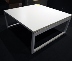 Loungebord i hvit / hvitlakkert metall, 100x100cm, høyde 46cm, pent brukt