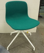 Hay About a chair AAC10 konferansestol i grønt stoff / ben i hvitlakkert metall, pent brukt