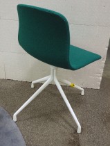 Hay About a chair AAC10 konferansestol i grønt stoff / ben i hvitlakkert metall, pent brukt