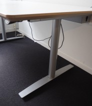Skrivebord med elektrisk hevsenk i hvit HPL fra Svenheim, 180x94cm, pent brukt