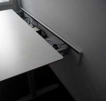 Skrivebord med elektrisk hevsenk i hvit HPL fra Svenheim, 180x94cm, pent brukt
