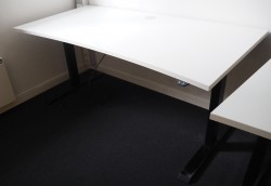 Skrivebord med elektrisk hevsenk i hvitt / sortlakkert stål fra Linak, 160x80cm med magebue, pent brukt