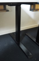 Skrivebord med elektrisk hevsenk i hvitt / sortlakkert stål fra Linak, 160x80cm med magebue, pent brukt