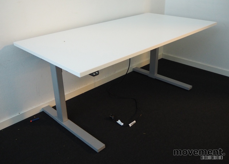Solgt!Skrivebord med elektrisk hevsenk i - 1 / 2