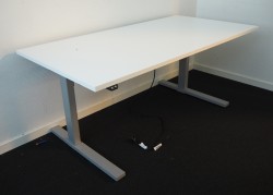Skrivebord med elektrisk hevsenk i hvitt / grålakkert stål fra Linak, 160x80cm, pent brukt