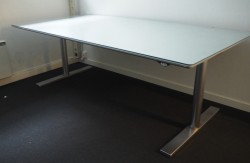 Møtebord / stort skrivebord i alu-laminat med glassplate / grått fra Duba B8 med elektrisk hevsenk, 200x100cm, passer 6-8 personer, pent brukt