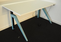 Skrivebord med elektrisk hevsenk i hvitt / turkis understell, modell Cabale fra Holmris, 160x80cm, pent brukt