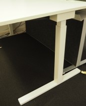 Skrivebord med elektrisk hevsenk i hvitt / hvitt understell fra Swedstyle, 160x80cm, pent brukt
