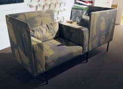 Tosidig loungesofa i camo-mønster fra Offecct, modell Varilounge High, bredde 210cm, pent brukt.