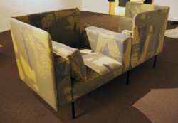Loungestol / 2-seter sofa i grønnmønstret stoff fra Offecct, modell Varilounge High, bredde 210cm, pent brukt